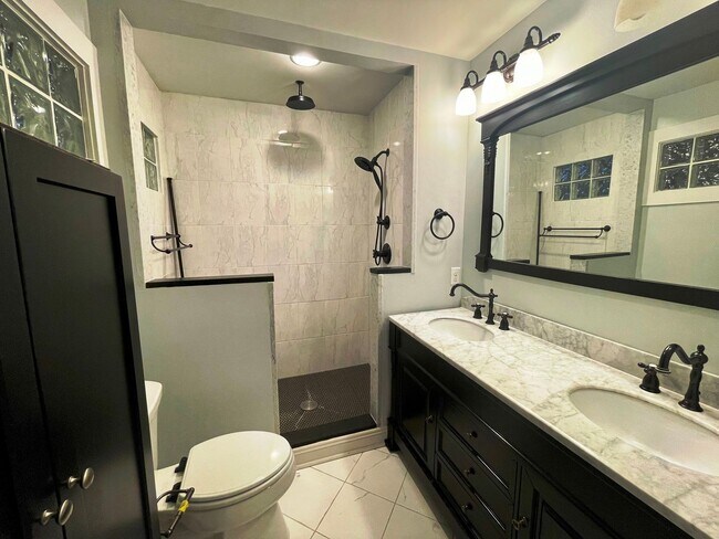 Building Photo - Updated 3 BR/ 2 BA home on Roseland Drive ...