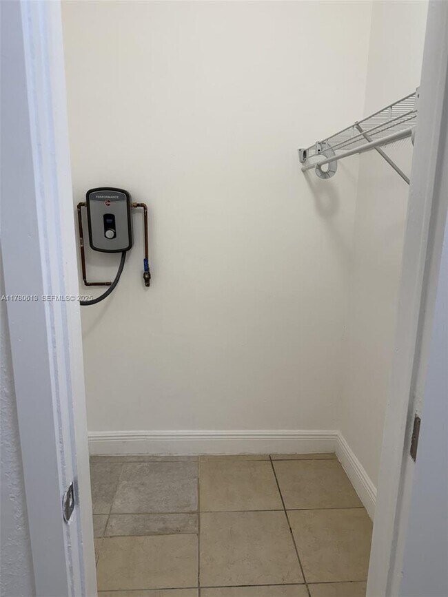 Building Photo - 1895 Venice Park Dr