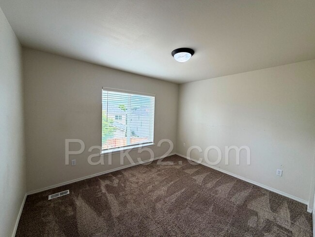Building Photo - Puyallup 4 Bedroom 2.5 Bath Single Family Home