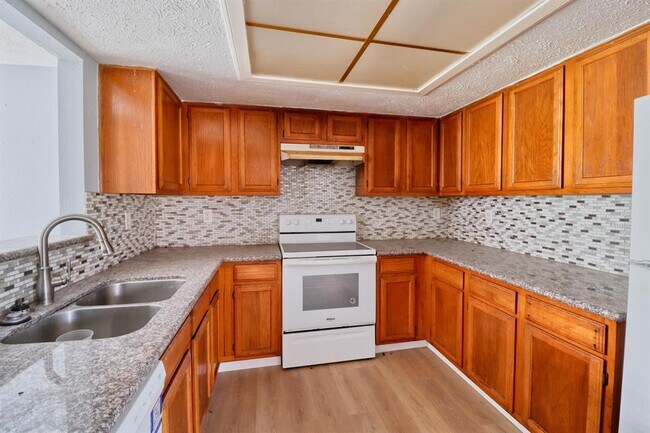 Building Photo - 6911 Pouter Dr