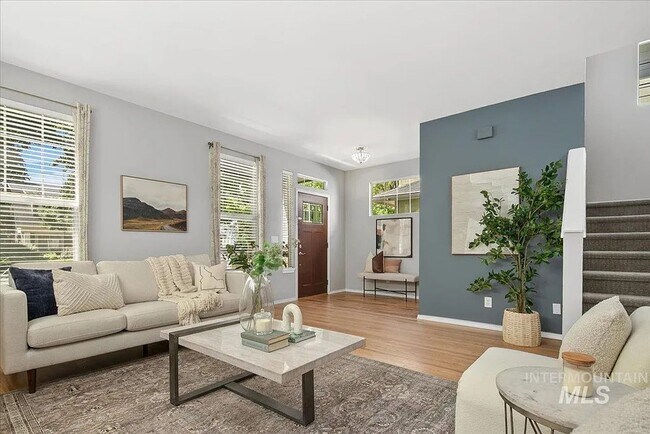 Building Photo - Charming 3 bedroom 2.5 bathroom in Desirable Area!