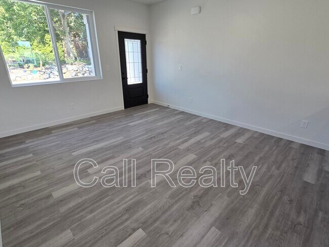 Building Photo - 4215 N Locust Rd