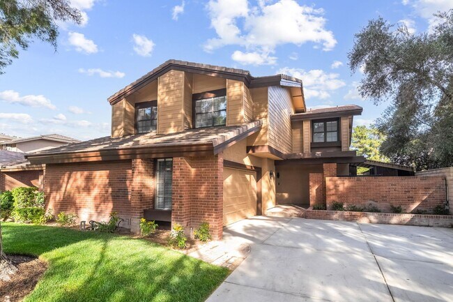 Building Photo - 968 Pinehurst Dr