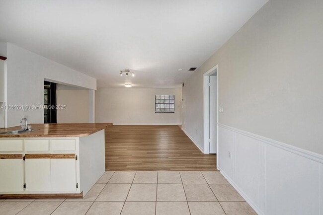 Building Photo - 9540 Sevilla Ln