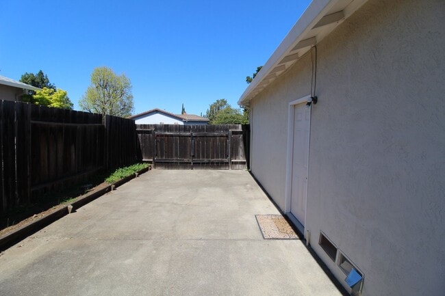 Building Photo - Concord 3 bedroom 2 bath new carpet, new paint,  home in quiet neighborhood!