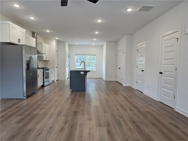 Building Photo - 755 N Crater Ave