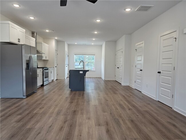 Building Photo - 826 N Crater Ave