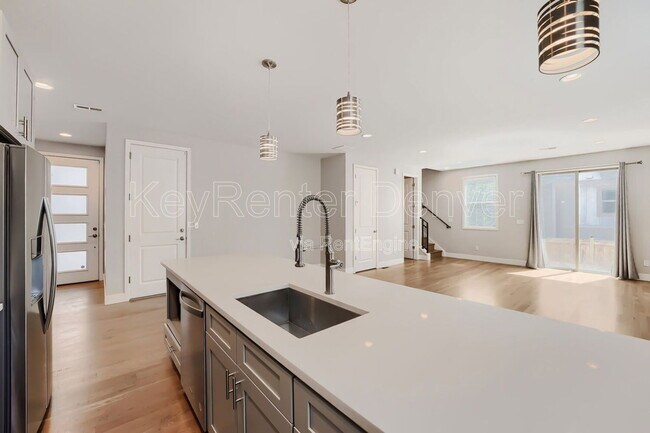 Building Photo - 758 S Leyden St
