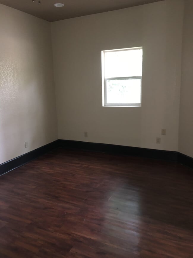 Building Photo - 304 W Harding Ave