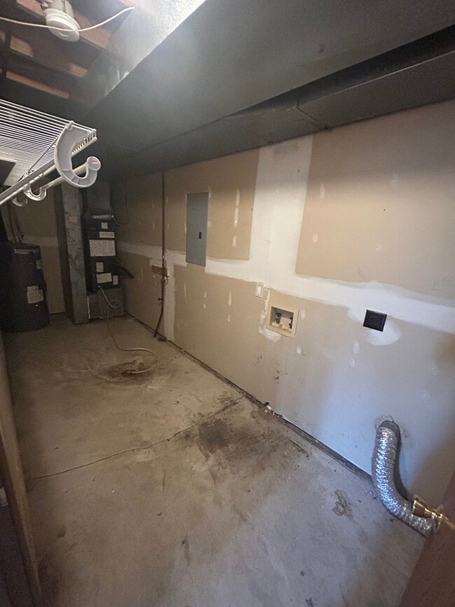Building Photo - 555 Whitegate Dr