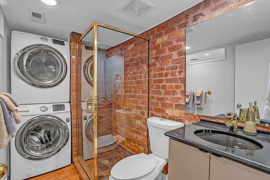 Building Photo - 121 S Main St