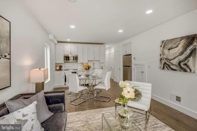 Building Photo - Columbia Heights 2BR 2BA w/Parking & Private Patio Garden