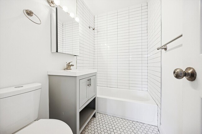 Building Photo - 319 S 10th St