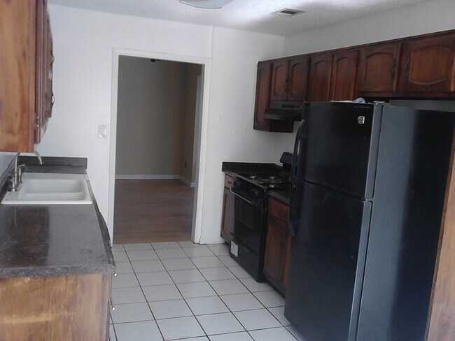 Building Photo - 8000 Woodlake Dr