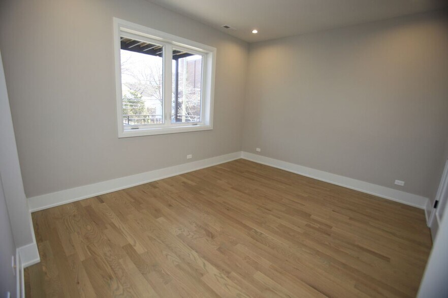 Building Photo - 1029 N Winchester Ave