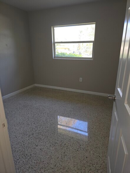 Building Photo - 302 Longwood Dr