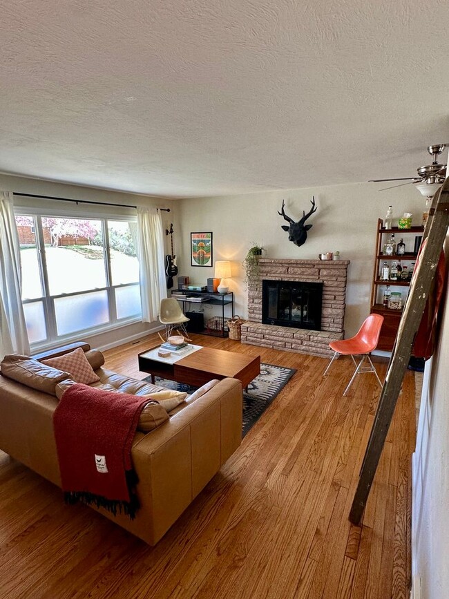Building Photo - Charming Updated Ranch-Style Home