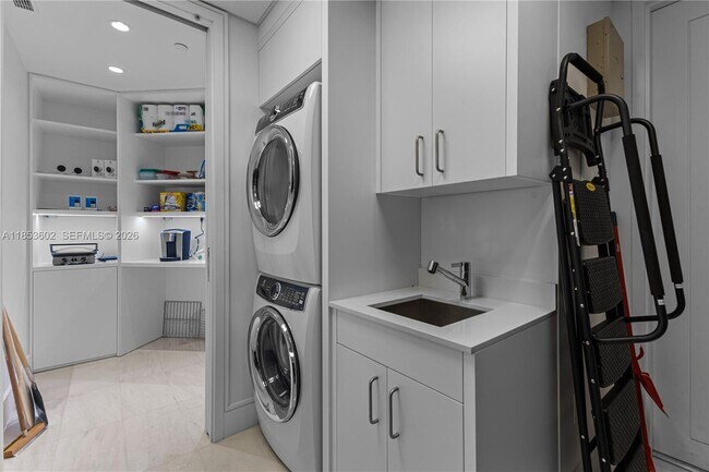 Building Photo - 17975 Collins Ave