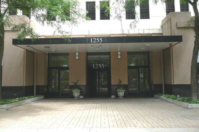Building Photo - 1255 S State St