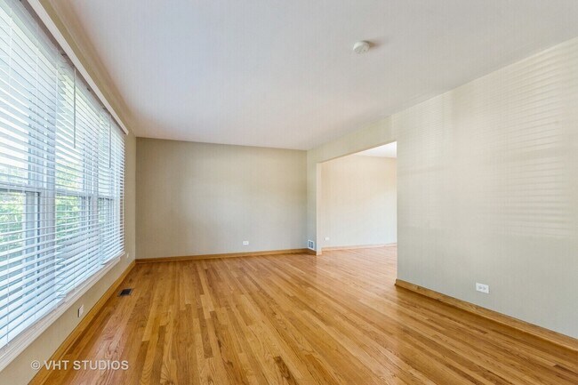 Building Photo - 920 Chaucer Way
