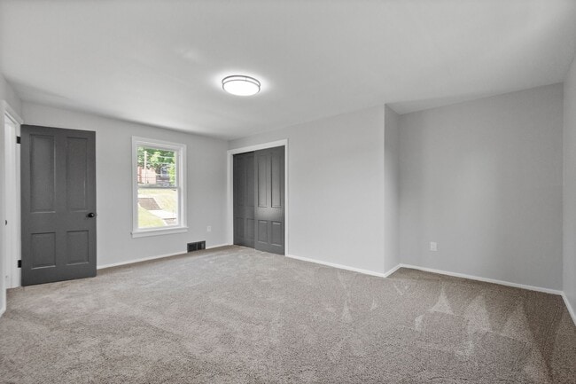 Building Photo - MOVE IN SPECIAL! SCORE HALF OFF 1ST MONTH'...