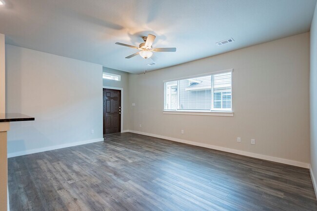 Building Photo - AVAILABLE NOW! GORGEOUS 4 BEDROOM DUPLEX L...