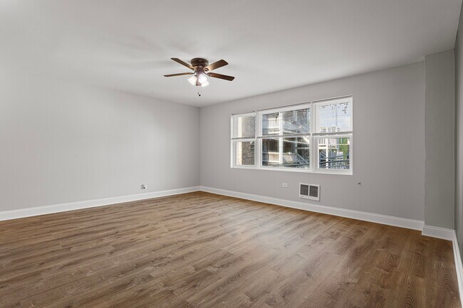 Building Photo - 7710 N Sheridan Rd