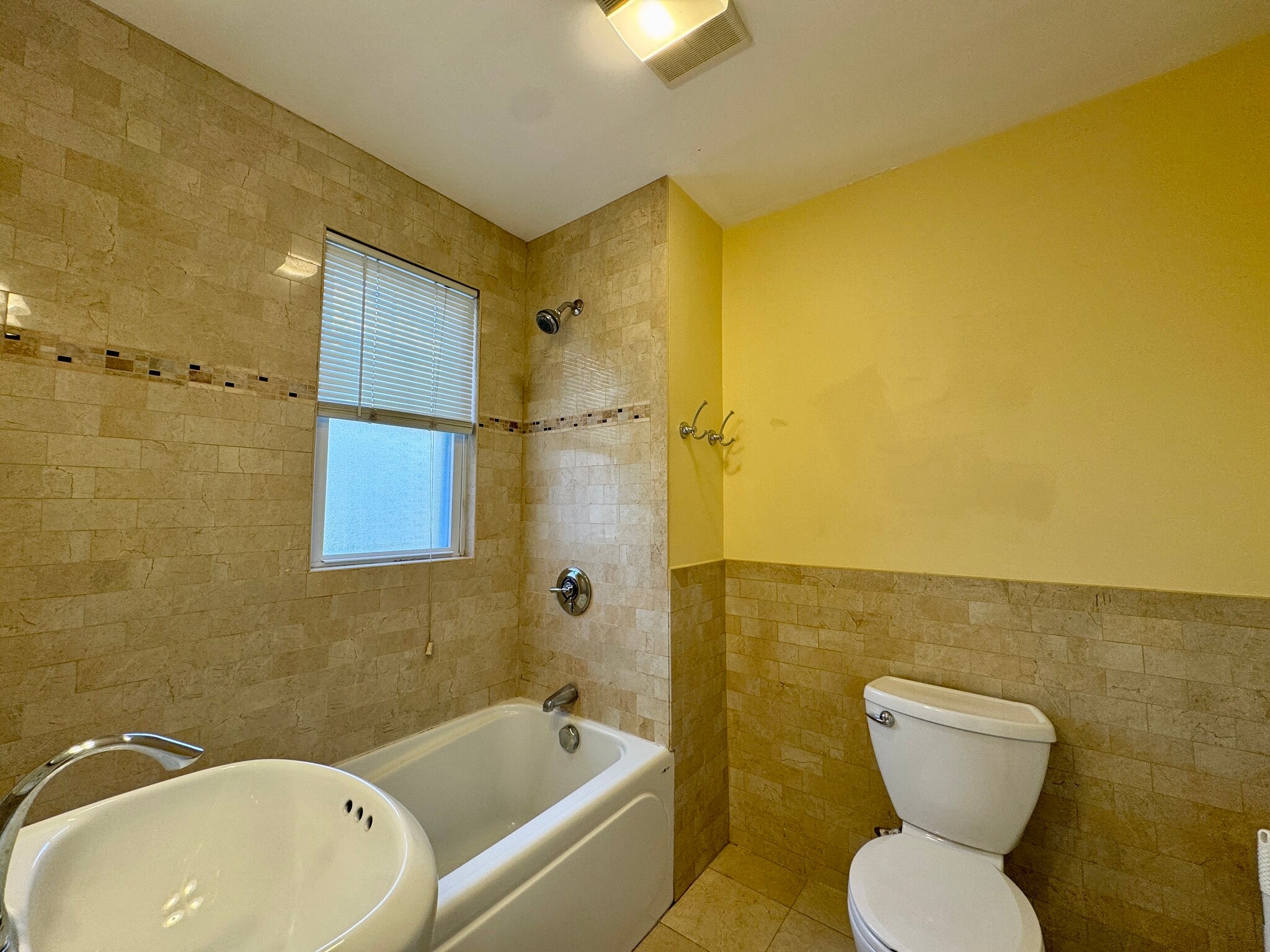 Building Photo - 156 Magazine St