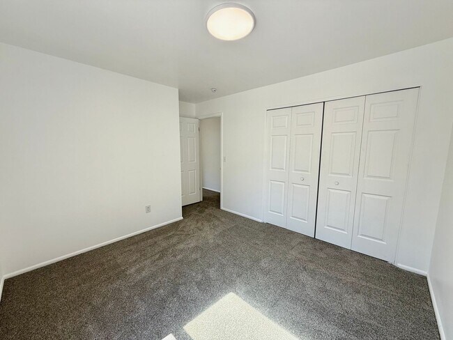 Building Photo - 3 Bedroom Home in Holladay Available August 1st