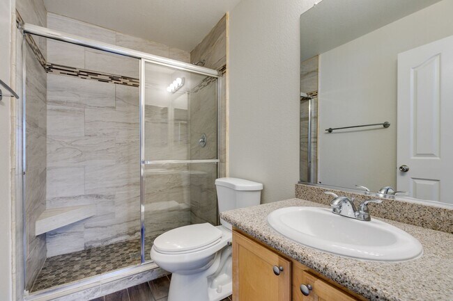 Building Photo - Modern 2 Bed, 2.5 Bath Henderson Townhome
