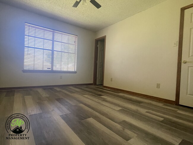 Building Photo - Great Cabot home!
