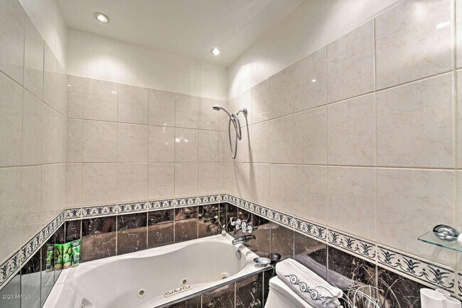 Building Photo - 808 E Cochise Dr