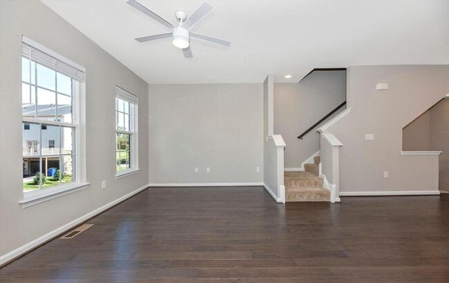 Building Photo - 3 level townhouse (newer construction) in Jefferson Place Community available early May!