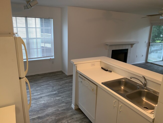 Building Photo - Central Park II Condos -  Downtown Sarasota Annual Rental 1-Bedroom 1-Bath $1595