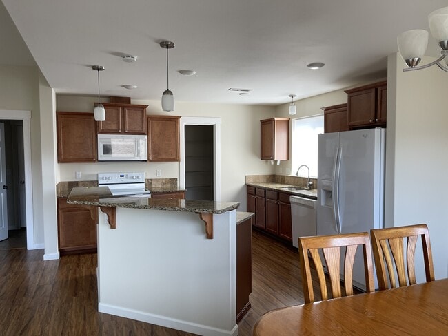 Building Photo - 608 Havenwood Dr