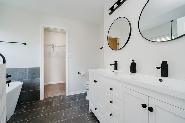 Building Photo - Beautifully Updated Carmel Ranch in Haverstick – Walk to Prairie Trace!