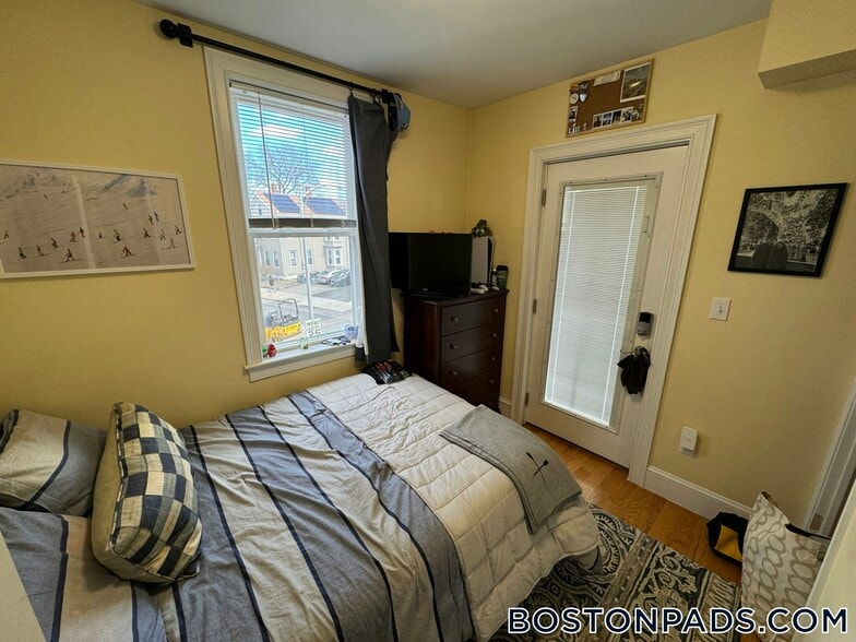 Building Photo - 183 River St