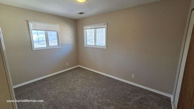 Building Photo - 3 Bedroom 1 Bath Multiplex Unit #4 – Columbia Heights