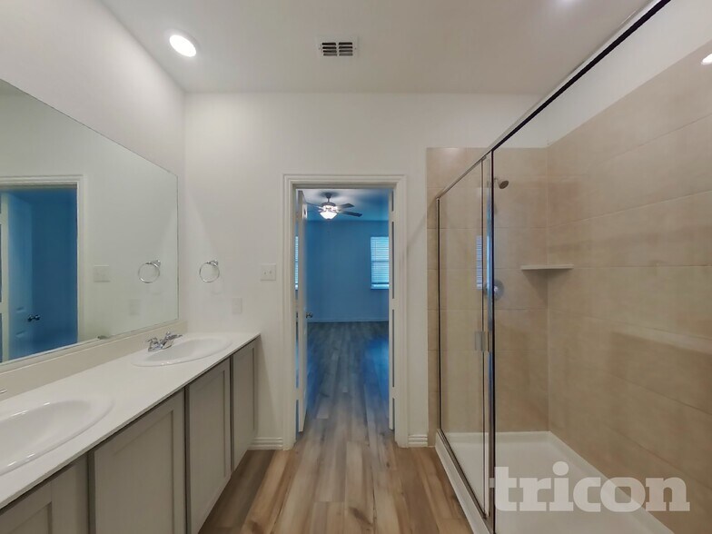 Building Photo - 5416 Montrose Dr