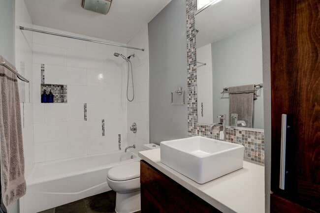 Building Photo - 2450 Ashdale Dr