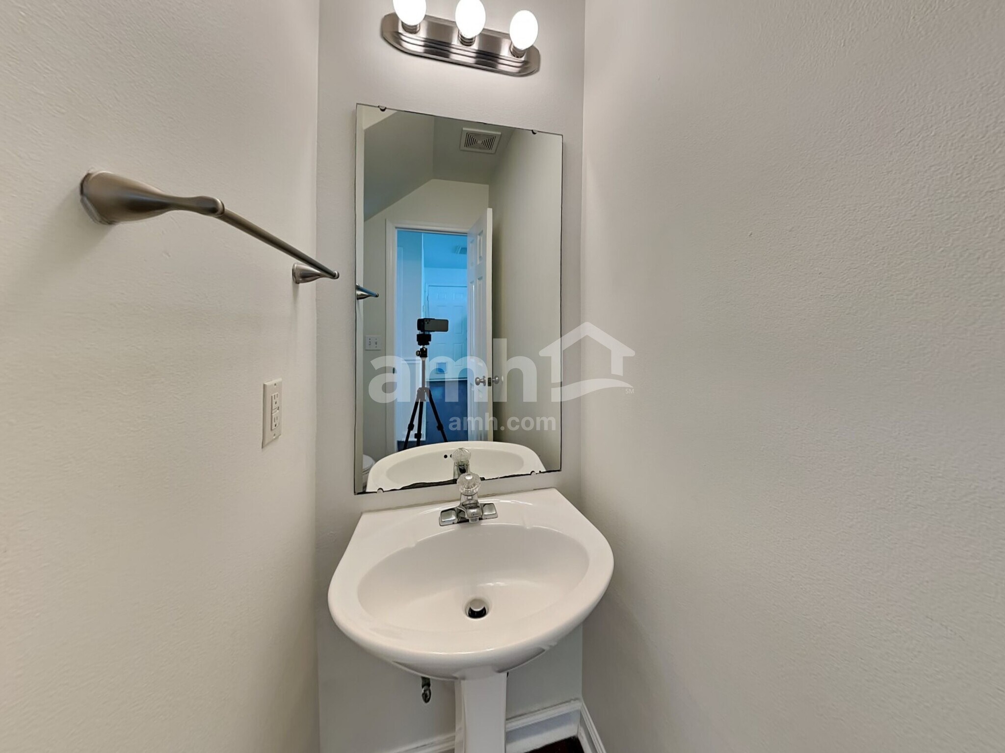 Building Photo - 106 Sweetland Ct