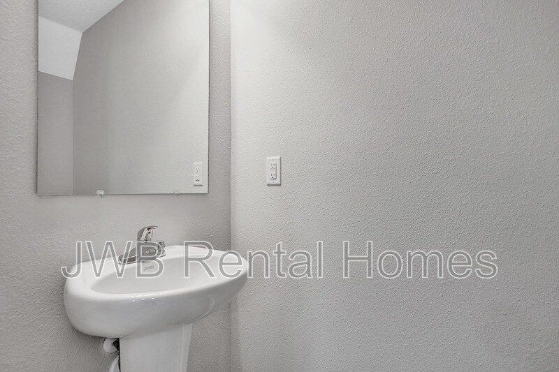 Building Photo - 2134 Clemente Dr