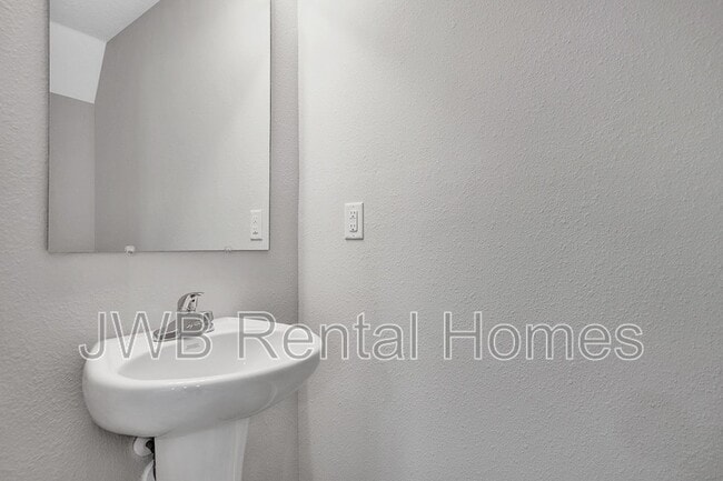 Building Photo - 2134 Clemente Dr