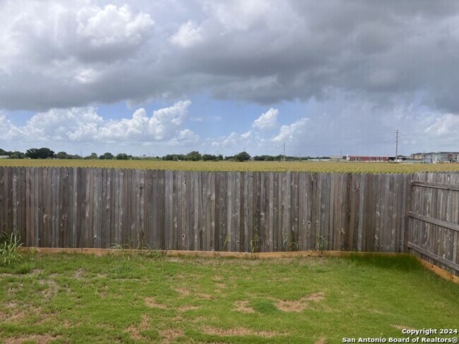 Building Photo - Luxury duplex in Seguin