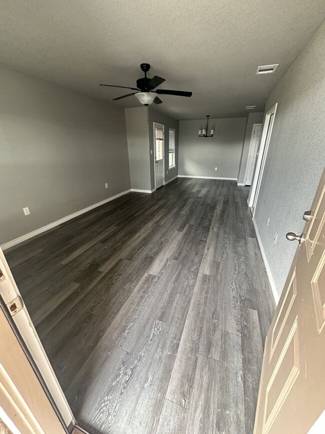 Building Photo - AVAILABLE NOW! (SECTION 8 ACCEPTED)