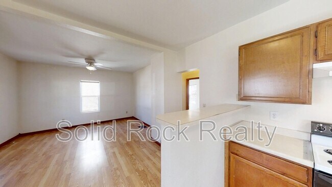 Building Photo - 823 N Corona St