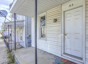 Building Photo - Charming 3 Bedroom with Open Living Area & Shared Porch!
