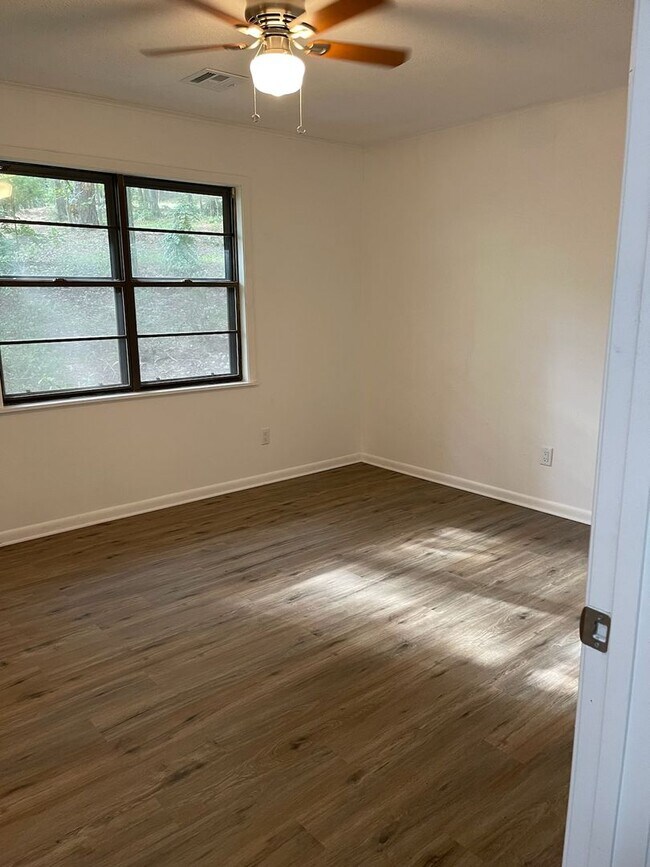 Building Photo - Cutie and move-in ready