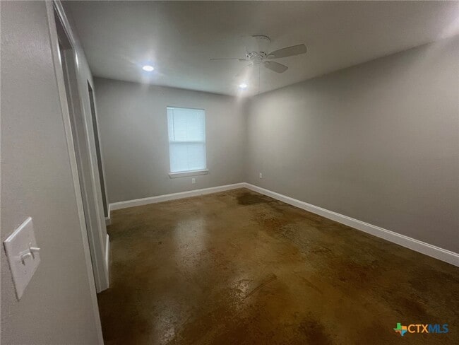 Building Photo - 661 W Austin St