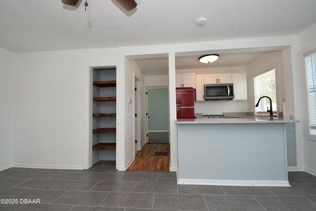 Building Photo - 403 N Oleander Ave